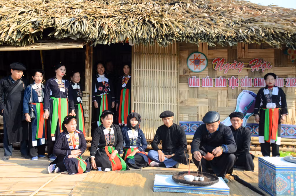 2024-12_Ngày hội văn hóa dân tộc Sán Chay lần thứ 3 năm 2024 - Trích đoạn làm lễ đón dâu trong nghi thức cưới của người Sán Chay. Ảnh: Chu Tuân