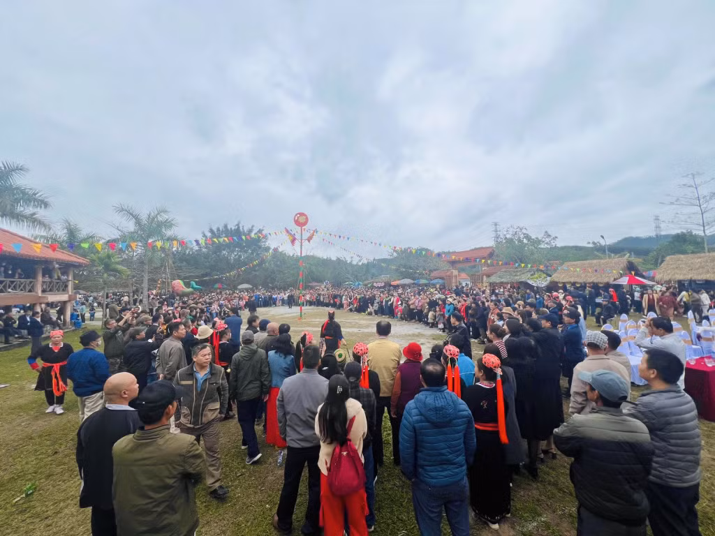 Hội làng Bằng Cả 2024 tổ chức tại Khu bảo tồn văn hóa người Dao Thanh Y, xã Bằng Cả, TP Hạ Long, thu hút đông đảo người dân và du khách tham gia. Ảnh: Hồng Phương