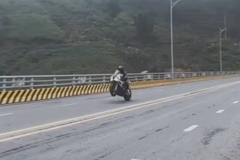Xử lý đối tượng khoe clip "bốc đầu" trên cầu Móng Sến ảnh 2