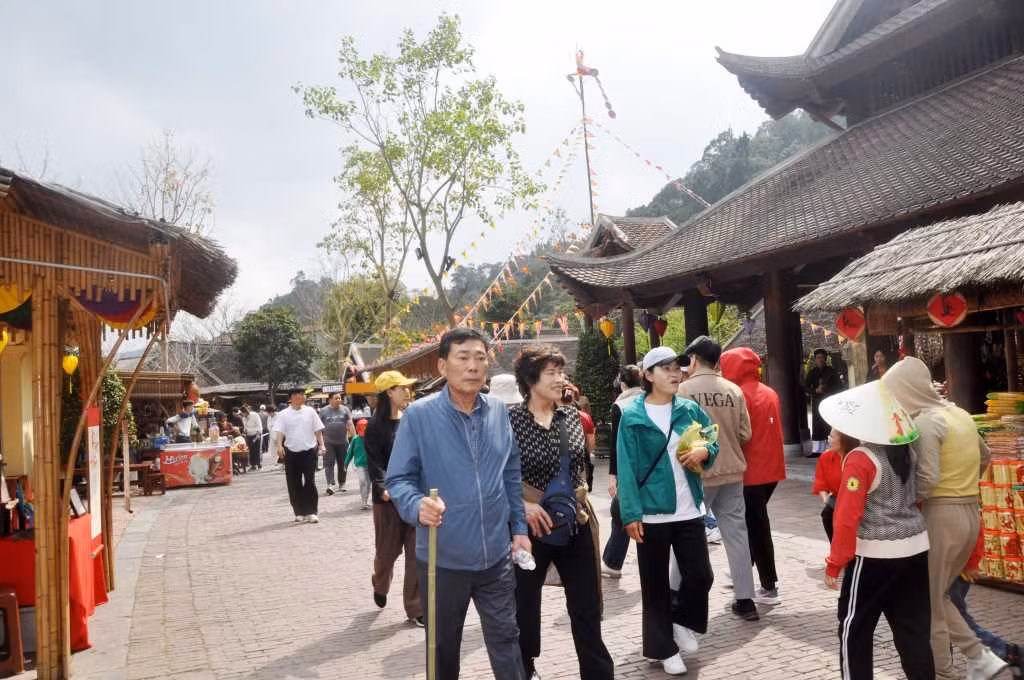 Du khách hành hương, tham quan Khu di tích, danh thắng Yên Tử (TP Uông Bí). Ảnh: Phan Hằng