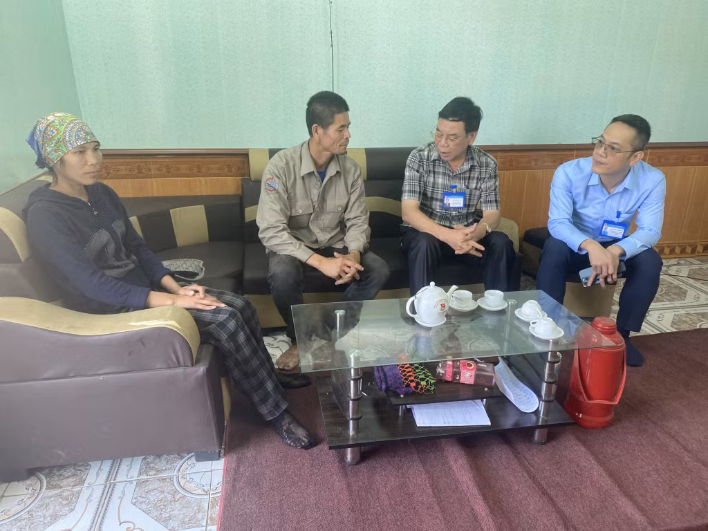 Lãnh đạo phường Cửa Ông (TP Cẩm Phả) đến động viên thăm hỏi gia đình anh Đinh Văn Hưng (thứ 2 bên trái) tại khu 4B1, phường Cửa Ông.
