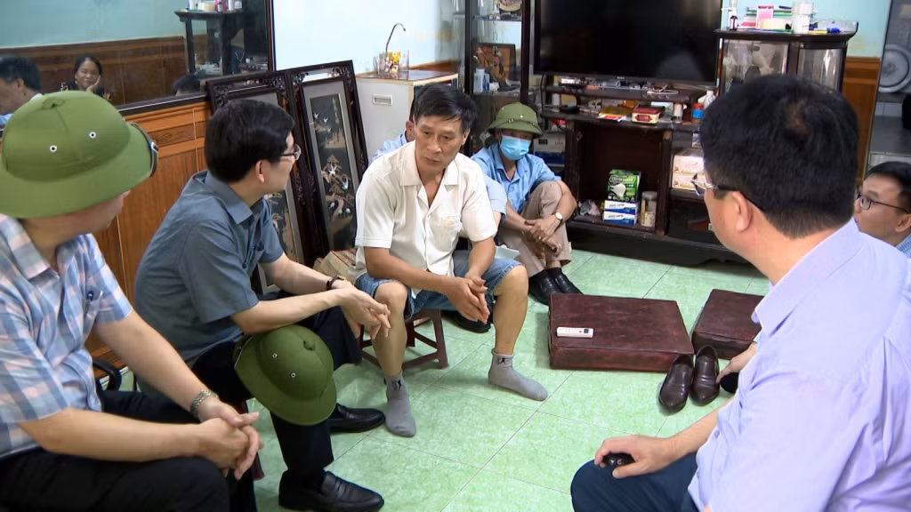 Lãnh đạo TP Hạ Long trò chuyện với các hộ dân phải di chuyển chỗ ở do GPMB thực hiện dự án thuộc Khu văn hoá núi Bài Thơ (phường Hồng Gai)