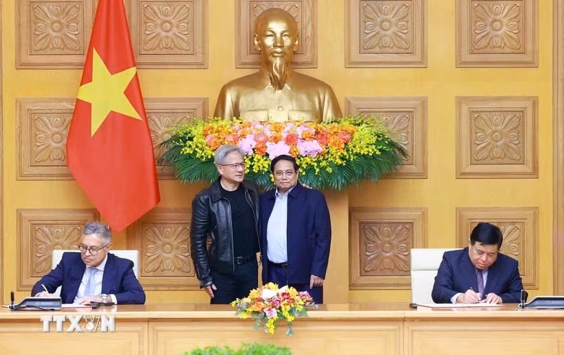 Thủ tướng Phạm Minh Chính và ông Jensen Huang, Chủ tịch, Tổng Giám đốc Tập đoàn NVIDIA (Hoa Kỳ) chứng kiến Lễ ký Thỏa thuận hợp tác giữa Chính phủ Việt Nam và Tập đoàn NVIDIA về nghiên cứu và phát triển trí tuệ nhân tạo. (Ảnh: Dương Giang/TTXVN)