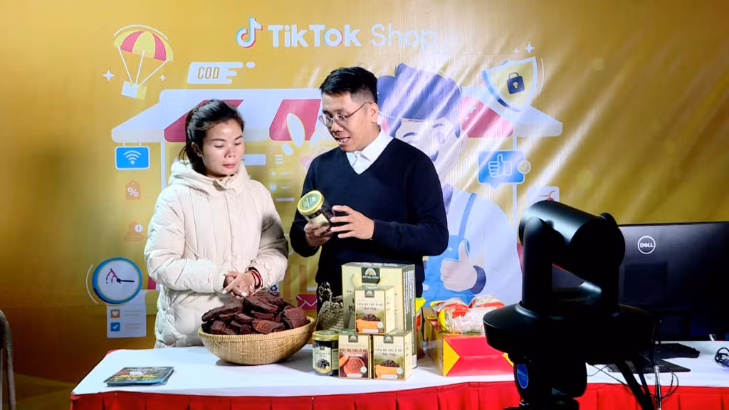Một phiên livestream quảng bá và bán hàng OCOP Quảng Ninh tại Hội chợ OCOP Quảng Ninh Thu Đông 2024.