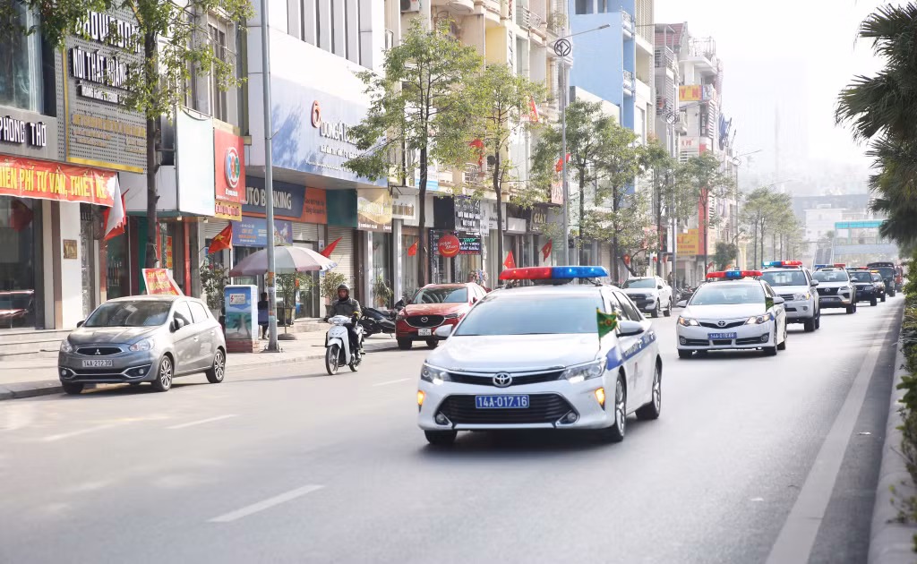 Các lực lượng diễu hành trên đường Nguyễn Văn Cừ.