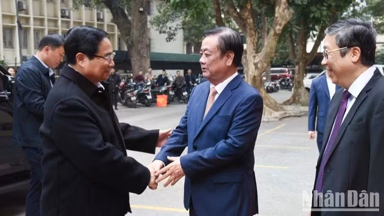 Thủ tướng Phạm Minh Chính với lãnh đạo Bộ Nông nghiệp và Phát triển nông thôn. (Ảnh: TRẦN HẢI)