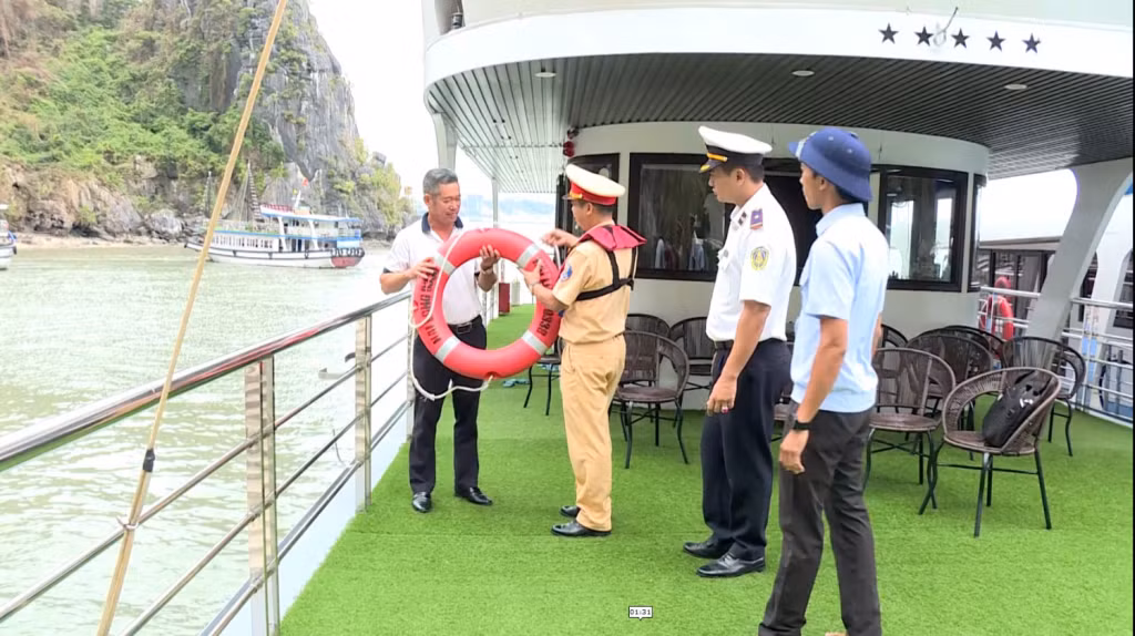 Lực lượng chức năng kiểm tra thiết bị cứu sinh, cứu đắm trên các phương tiện vận chuyển khách tham quan Vịnh Hạ Long. Ảnh: Nguyễn Khánh (CTV)