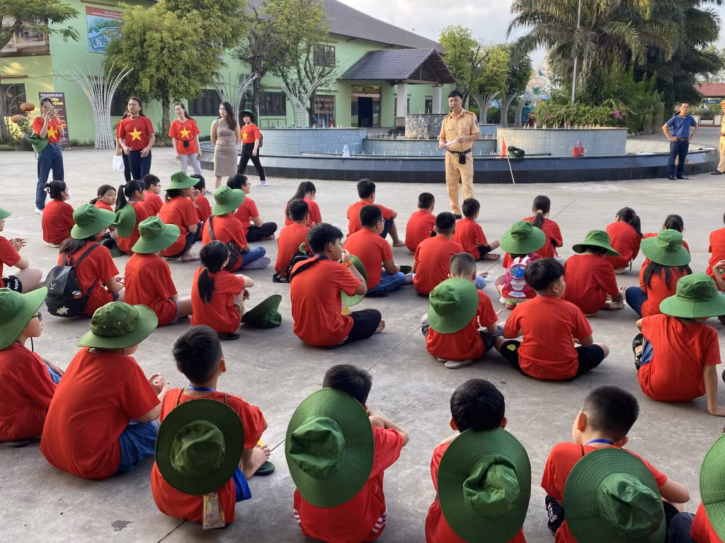 Công an thành phố Đông Triều tuyên truyền về an toàn giao thông cho học sịnh.
