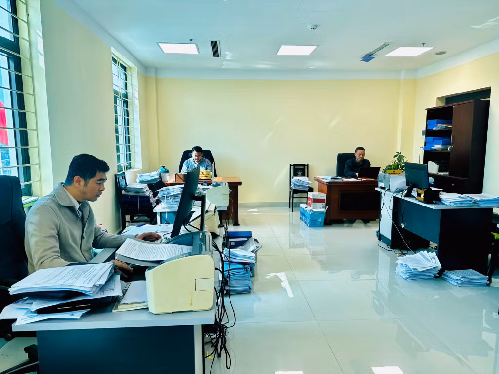 Cán bộ, công chức Phòng Kinh tế - Hạ tầng huyện Tiên Yên trong giờ làm việc.