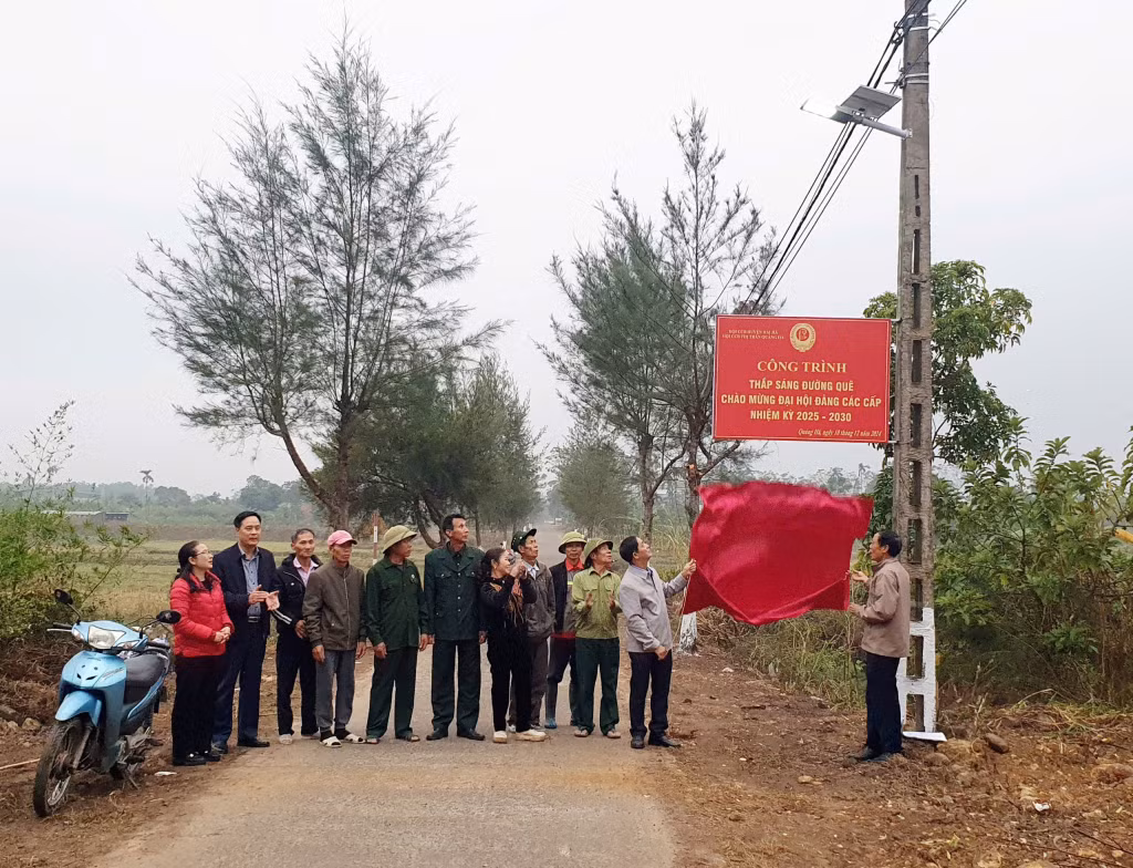 Khánh thành công trình “Thắp sáng đường quê” tại khu Lê Đại Hành, thị trấn Quảng Hà.