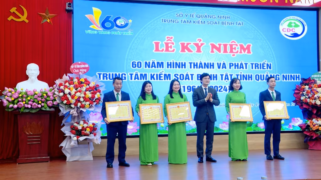 Các cá nhân, tập thể có thành tích xuất sắc trong công tác y tế dự phòng được nhận bằng khen của UBND tỉnh.