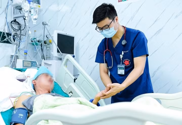 BSCK 2 Nguyễn Tiến Dũng kiểm tra sức khoẻ cho người bệnh đột quỵ. (Ảnh: BVCC)