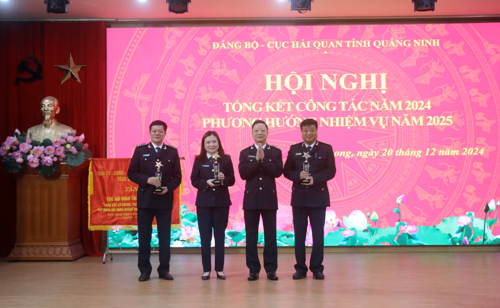 Lãnh đạo Cục Hải quan tỉnh trao cúp vinh danh 3 đơn vị dẫn đầu chỉ số xếp hạng năng lực cạnh tranh cấp cơ sở năm 2024.
