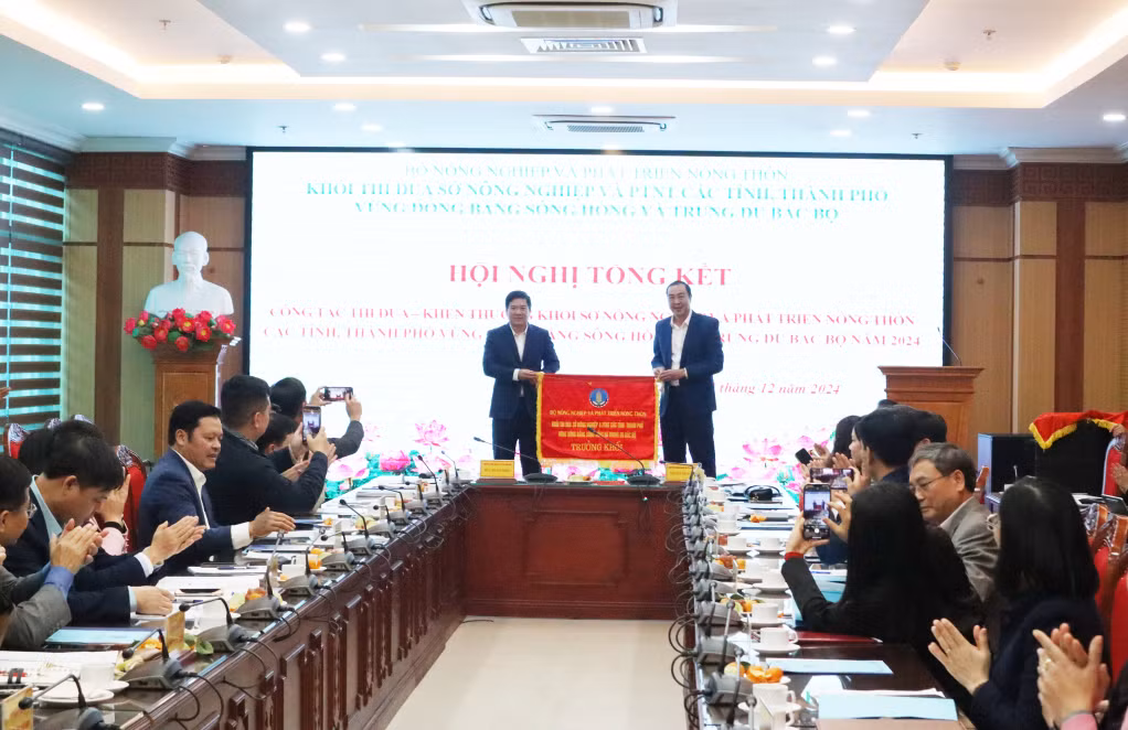 Lãnh đạo Sở NN&amp;PTNT tỉnh Quảng Ninh trao cờ cho đơn vị trưởng khối thi đua năm 2025.