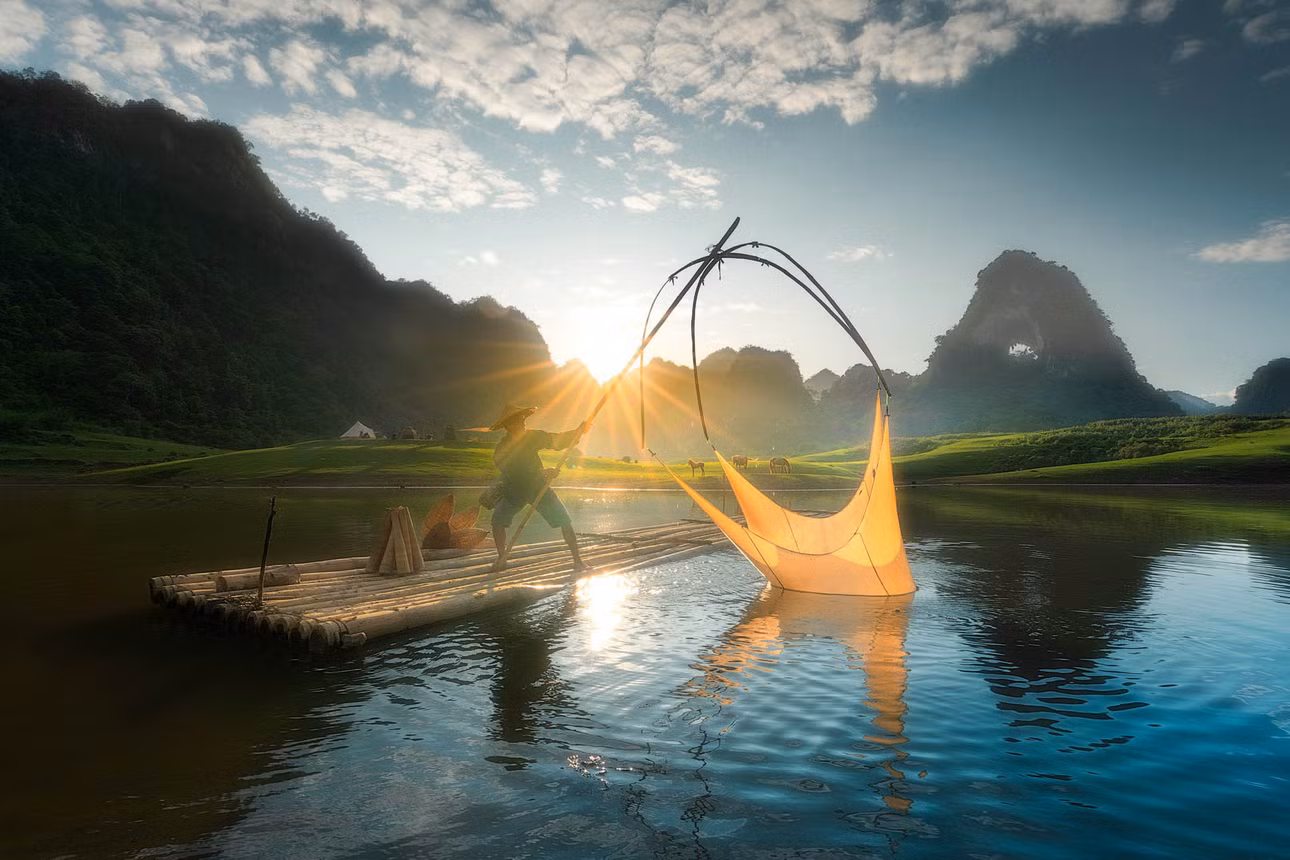 Vào mùa khô (từ tháng 9 đến tháng 3 năm sau), thung lũng phủ một lớp cỏ xanh, nơi đàn trâu, ngựa gặm cỏ. Đây là thời điểm thích hợp để du khách cắm trại, đạp xe, hay dạo chơi ngắm cảnh.