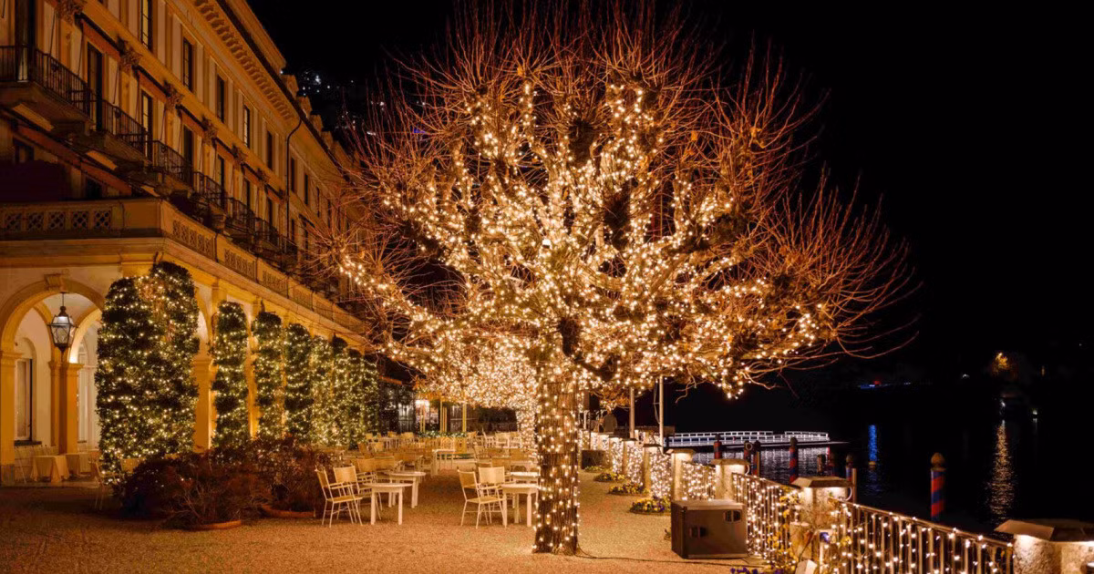 Khách sạn 5 sao Villa d’Este, nằm bên hồ Como, Italy, được đánh giá là "chốn mê hoặc" vào dịp cuối năm. Toàn bộ khuôn viên khách sạn lấp lánh với ánh đèn lễ hội và ruy băng đỏ treo phấp phới, tạo nên bầu không khí lễ hội như bước ra từ truyện cổ tích.