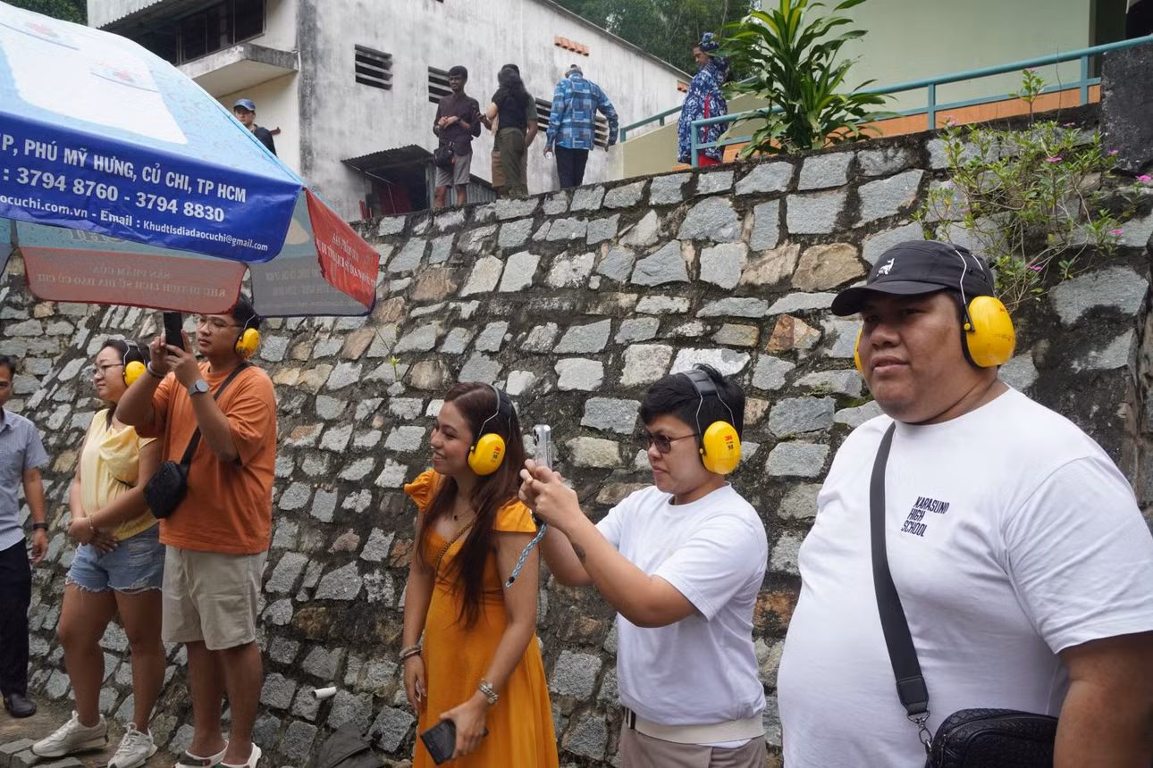 Những ngày cuối tuần, du khách nước ngoài chờ đợi trải nghiệm bắn súng đạn thật tại trường bắn thể thao Quốc phòng khá đông. Du khách sẽ được lựa chọn nhiều loại súng được sử dụng trong thời kỳ chiến tranh để trải nghiệm như: K54, tiểu liên AK47 (sử dụng nhiều trong kháng chiến chống Mỹ), súng trường tấn công M16 (tên khác là AR15 được quân đội Hoa Kỳ sử dụng trong chiến tranh tại Việt Nam), súng trường tấn công carbin, súng đại liên RPD... Mỗi viên đạn dành cho các loại súng này đều đồng giá 60.000 đồng/viên.