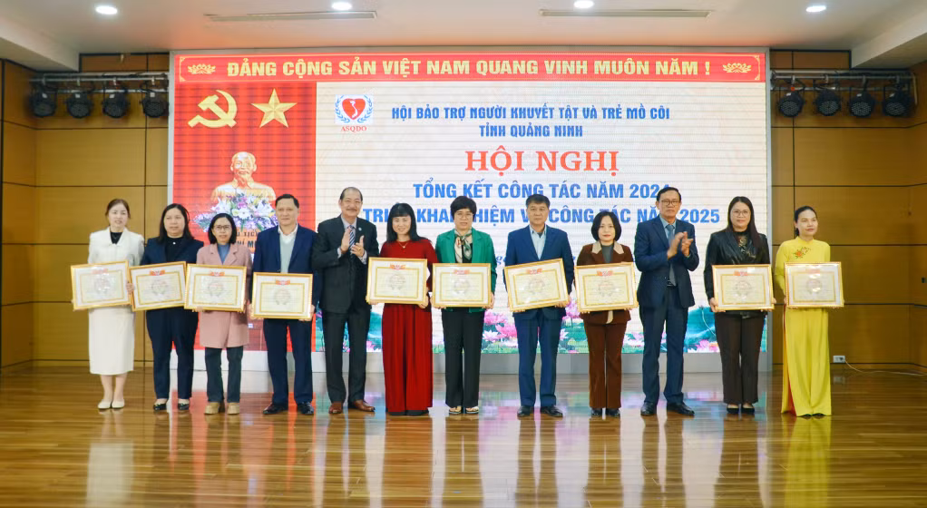 Hội Bảo trợ NKT-TMC tỉnh trao giấy khen cho các tập thể, cá nhân có thành tích trong hoạt động bảo trợ NKT-TMC tỉnh năm 2024.