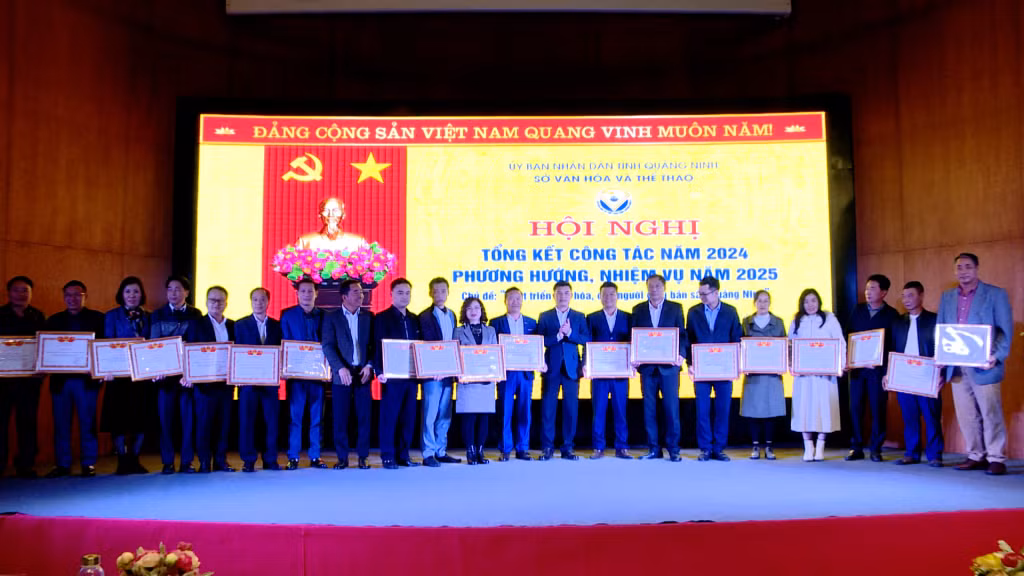 Các cá nhân, tập thể đạt thành tích xuất sắc trong công tác văn hóa, thể thao năm 2024 được khen thưởng tại hội nghị.