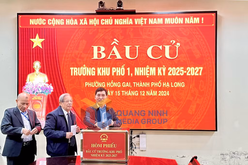 Cử tri phường Hồng Gai đi bầu cử. Ảnh: PV