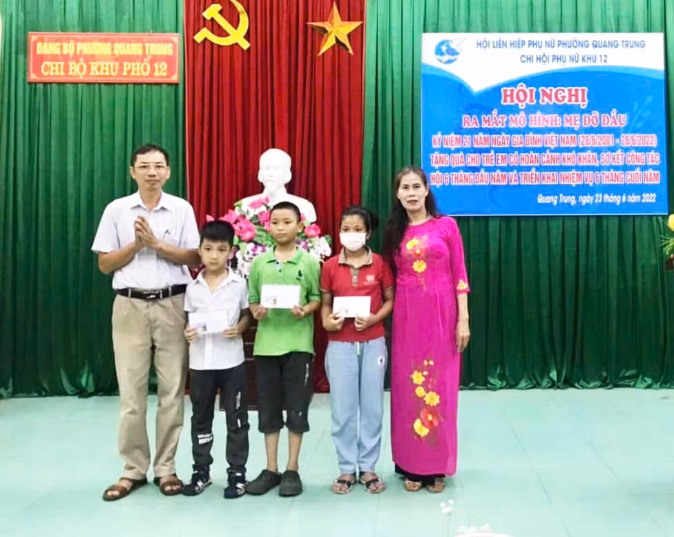 Phụ nữ khu 2 phường Quang Trung nhận đỡ đầu trẻ có hoàn cảnh khó khăn.