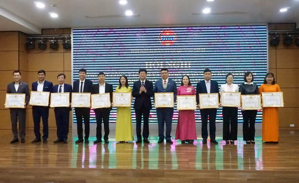 Đồng chí Đỗ Ngọc Nam, Chủ tịch HND tỉnh tặng bằng khen của BCH HND tỉnh cho các tập thể có thành tích xuất sắc năm 2024.