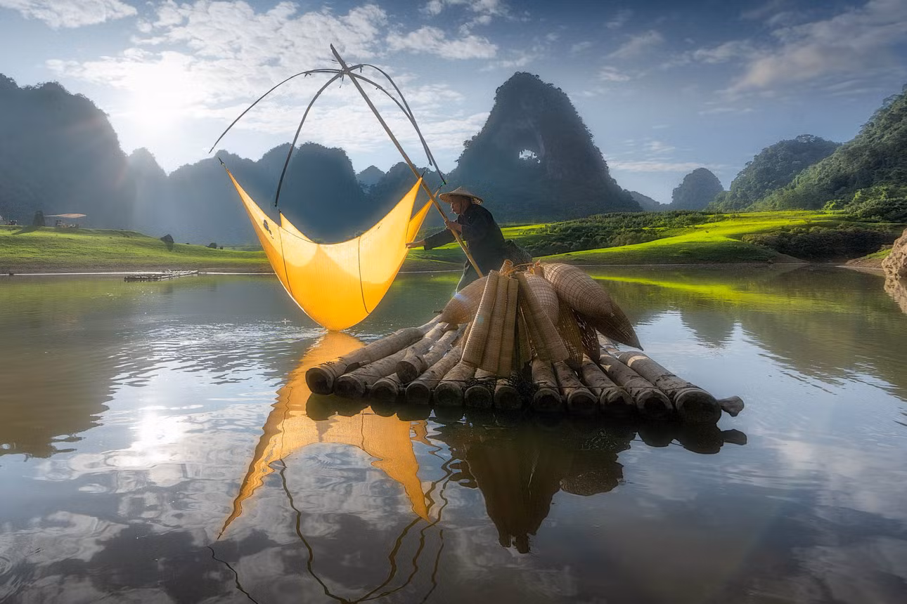 Mùa mưa (từ tháng 4 đến tháng 8), khu vực này trở thành hồ nước rộng khoảng 15 ha. Du khách có thể thấy người dân chèo thuyền tre, giăng lưới hay thả vó bắt cá, tạo nên khung cảnh ấn tượng.