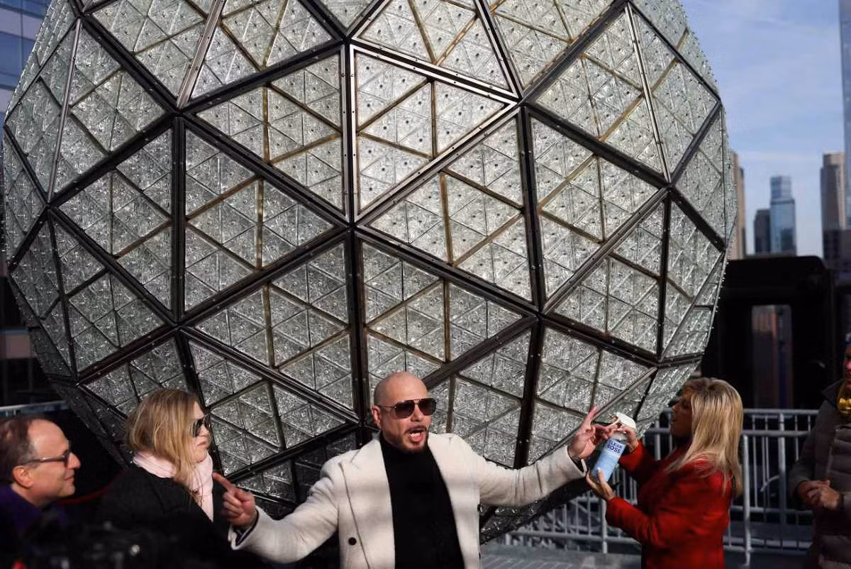 Rapper Pitbull bên quả cầu pha lê ở Quảng trường Thời đại ngày 27.12.2024. Ảnh: AFP