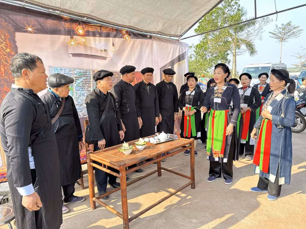 Hát đối trong nghi lễ đón dâu truyền thống của người Sán Chay.
