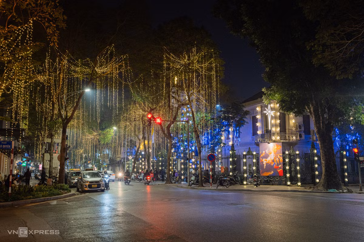 Nhà thờ Hàm Long nằm trên phố Hàm Long, quận Hoàn Kiếm trang trí nhiều đèn lấp lánh bên ngoài. Không gian sáng bừng các con phố quanh đó.