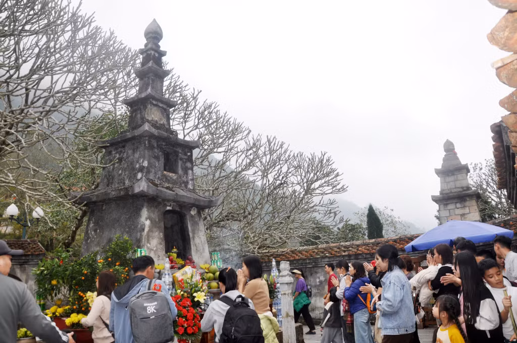 Yên Tử là điểm nhấn của du lịch Uông Bí, thu hút khoảng 1 triệu khách hằng năm.