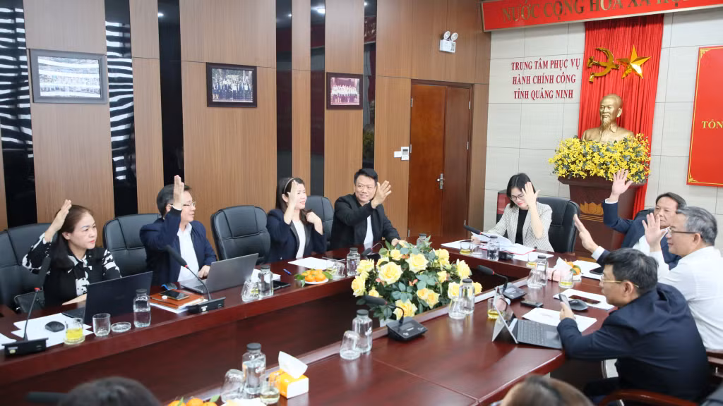 Đại diện lãnh đạo các đơn vị trong Khối thi đua Văn hóa - Xã hội bình xét các danh hiệu thi đua năm 2024.