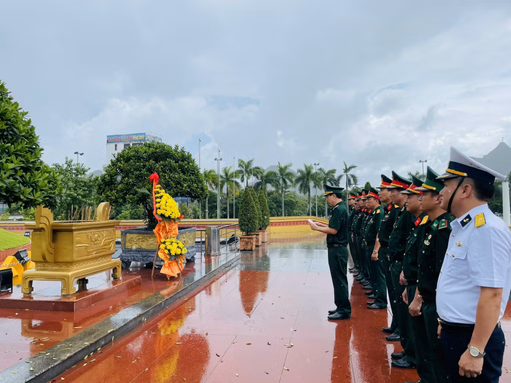 Hội CCB Khối các cơ quan tỉnh tổ chức dâng hương tại Đài tưởng niệm các anh hùng liệt sĩ và tượng đài đồng chí Vũ Văn Hiếu (TP Hạ Long), tháng 7/2024.