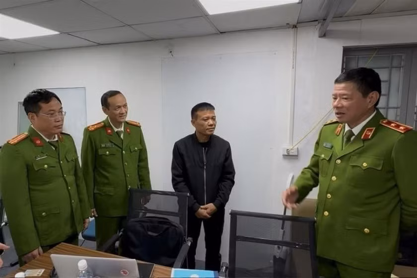 Lãnh đạo Cục Cảnh sát PCTP về môi trường trực tiếp chỉ đạo kiểm tra, làm rõ các sai phạm tại Công ty TNHH Thương mại Linh Hải. (Ông Nguyễn Văn Bắc, Giám đốc Công ty mặc thường phục).