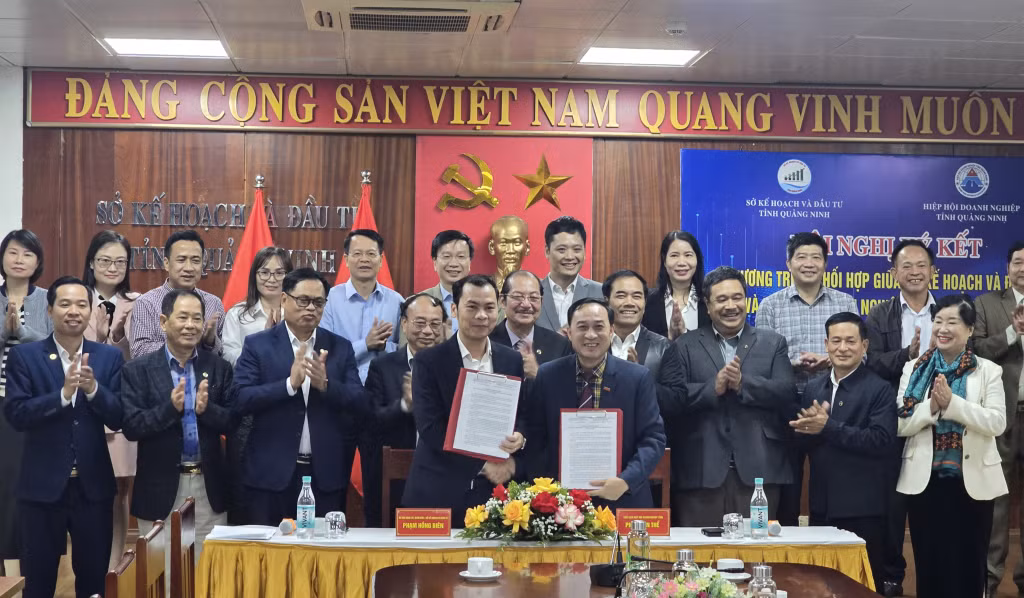 Giám đốc Sở Kế hoạch và Đầu tư và Chủ tịch Hiệp hội Doanh nghiệp tỉnh ký kết chương trình phối hợp giữa 2 bên.