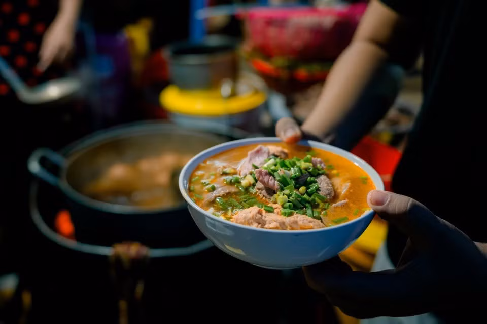 Bún bò Huế - món đặc sản nổi tiếng được thực khách trong nước lẫn quốc tế đặc biệt yêu thích thưởng thức. Ảnh: Huế Đi Mô.