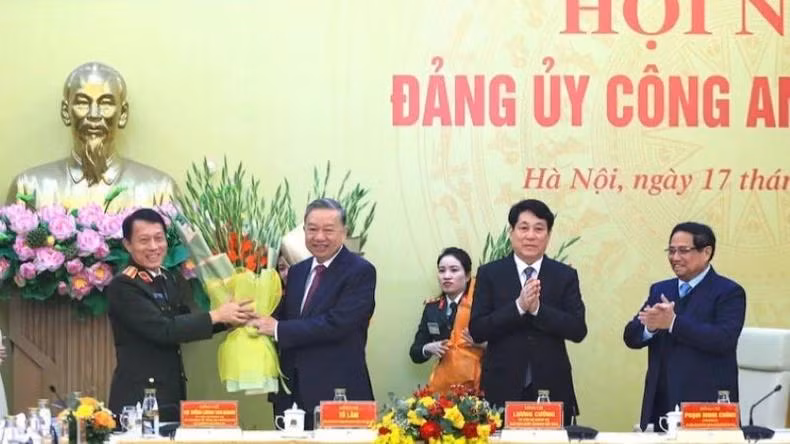 Bộ trưởng Lương Tam Quang thay mặt Đảng ủy Công an Trung ương, lãnh đạo Bộ Công an trao những bó hoa tươi thắm tặng các đồng chí lãnh đạo Đảng, Nhà nước.