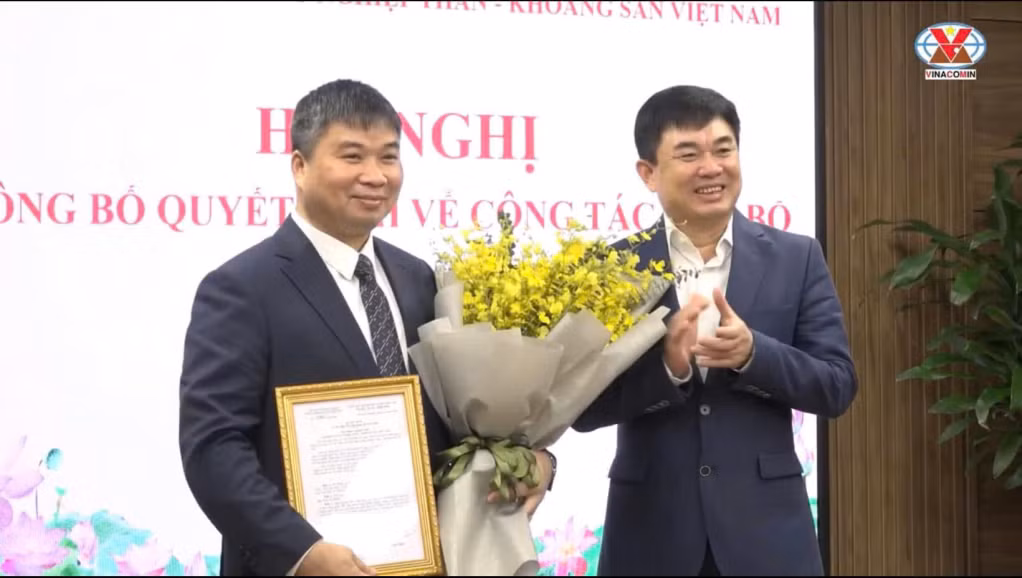 Chủ tịch Hội đồng thành viên Tập đoàn Công nghiệp Than - Khoáng sản Việt Nam, Ngô Hoàng Ngân trao quyết định cho ông Nguyên Văn Tuân (bên trái). Ảnh TKV cung cấp