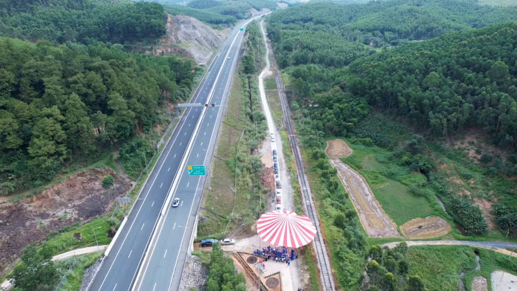 Tuyến đường bê tông hóa phường Việt Hưng dài hơn 1km, một trong những công trình chào mừng đại hội đảng bộ các cấp nhiệm kỳ 2025-2030.