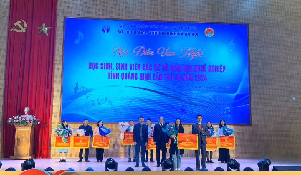 Ban Tổ chức trao giải Nhất toàn đoàn cho Trung tâm Giáo dục nghề nghiệp - Giáo dục thường xuyên huyện Vân Đồn.