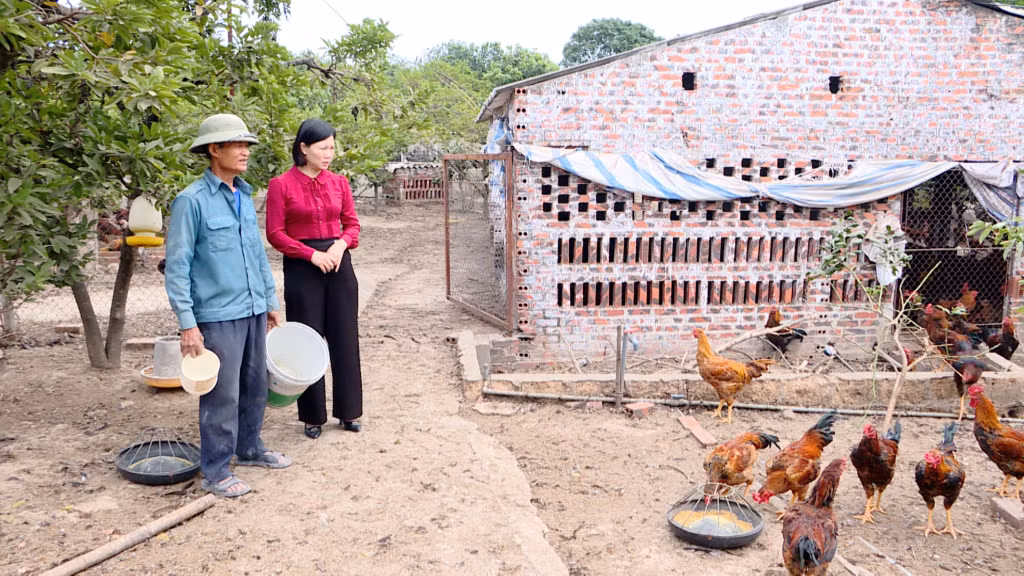 Lãnh đạo Phòng Kinh tế TP Đông Triều kiểm tra mô hình chăn nuôi tại xã Việt Dân. Ảnh: Hải Hà