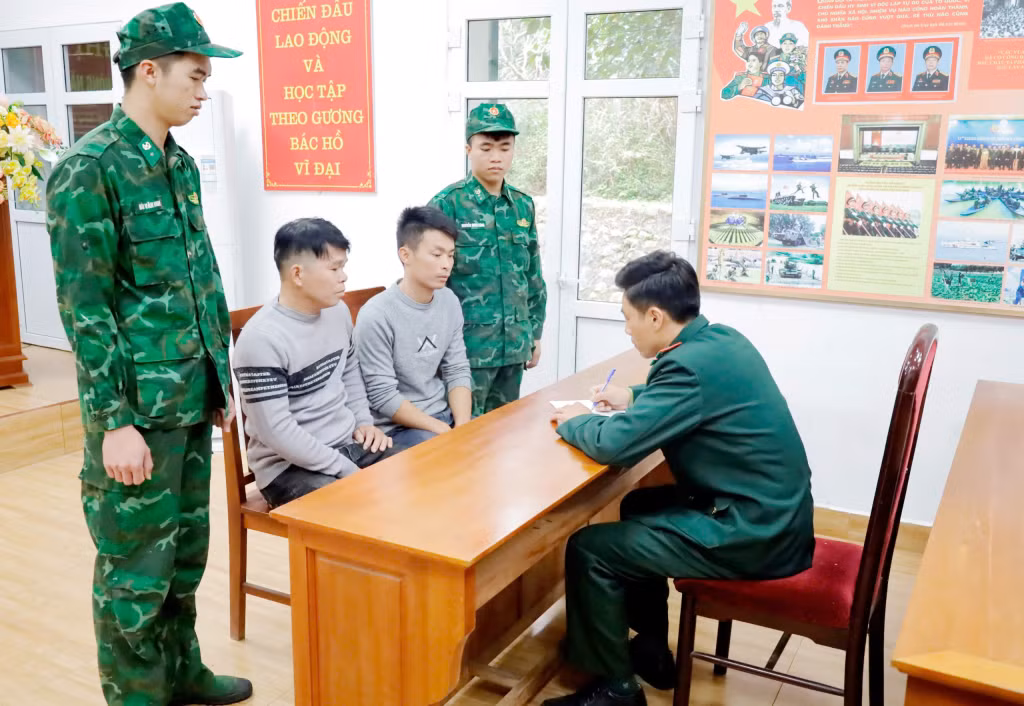 Cán bộ Đồn Biên phòng Bắc Sơn lấy lời khai đối tượng.
