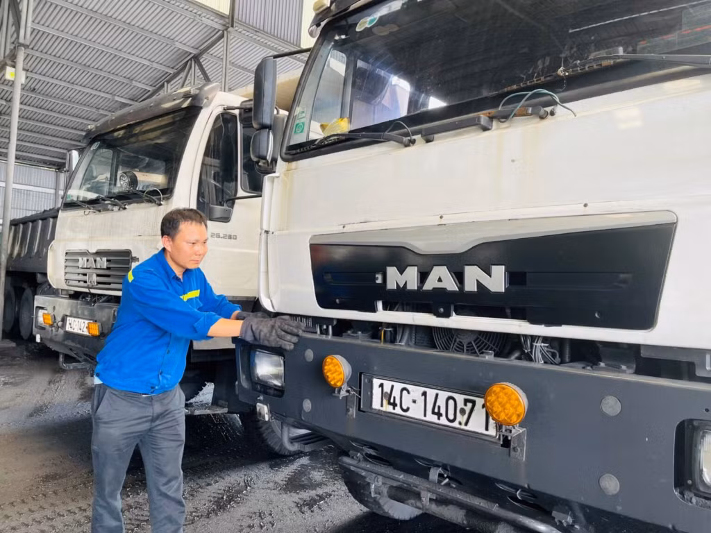 Công nhân lái xe Công ty Kho vận Đá Bạc kiểm tra kỹ thuật xe trước đi vận hành vào ca mới. Ảnh:Thúy Quỳnh