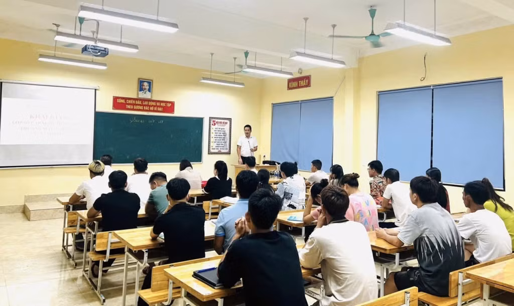 Lớp sơ cấp nghề tiếng Trung thương mại và du lịch do Trung tâm GDNN-GDTX Hải Hà tổ chức tại xã Quảng Sơn vào tháng 8/2024.