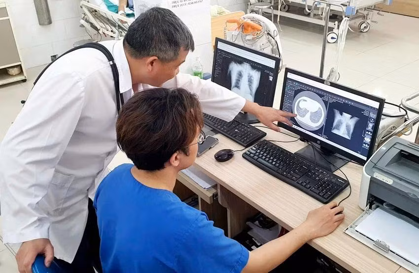 Suốt đêm 19/12 sau khi tiếp nhận 4 nạn nhân, các y bác sĩ liên tục làm các thủ thuật cấp cứu, nội soi, làm sạch phổi đến những đánh giá chuyên sâu. Ảnh: BVCC