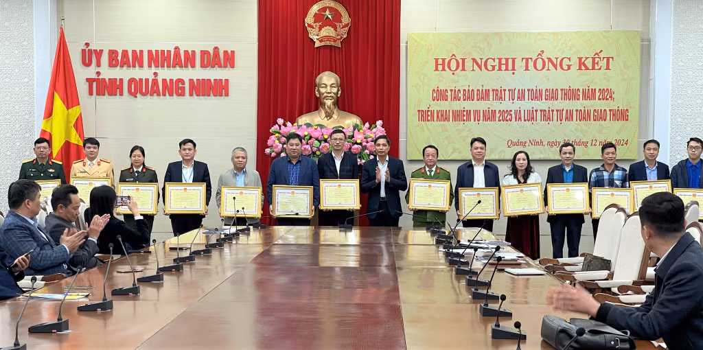 Đồng chí PCT Thường trực UBND tỉnh trao bằng khen của UBND cho các tập thể có thành tích xuất sắc trong công tác bảo đảm TTATGT năm 2024