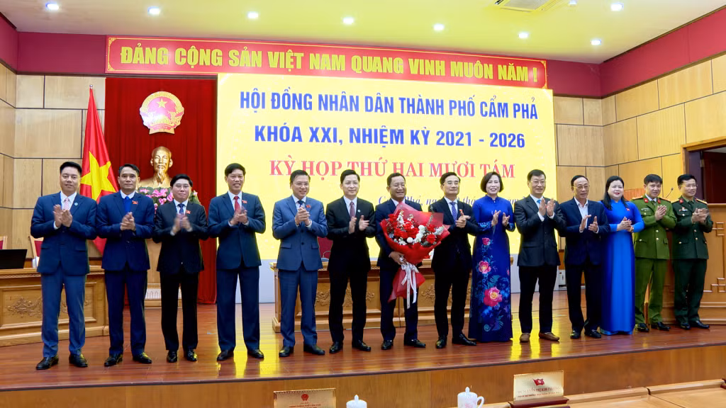 Ban Thường vụ Thành ủy tặng hoa chúc mừng tân Phó Chủ tịch UBND thành phố Nguyễn Tiến Phong.
