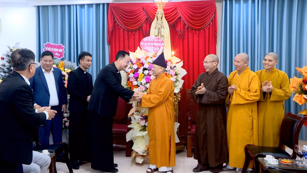 Hòa thượng Thích Thanh Quyết đại diện Ban Trị sự Giáo hội Phật giáo Việt Nam tặng hoa chúc mừng Linh mục Giuse Dương Hữu Tình, các tu sĩ và Ban hành Giáo xứ Hòn Gai.