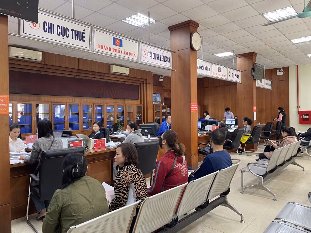 Người dân đến thực hiện các thủ tục hành chính tại Trung tâm Hành chính công TP Cẩm Phả.