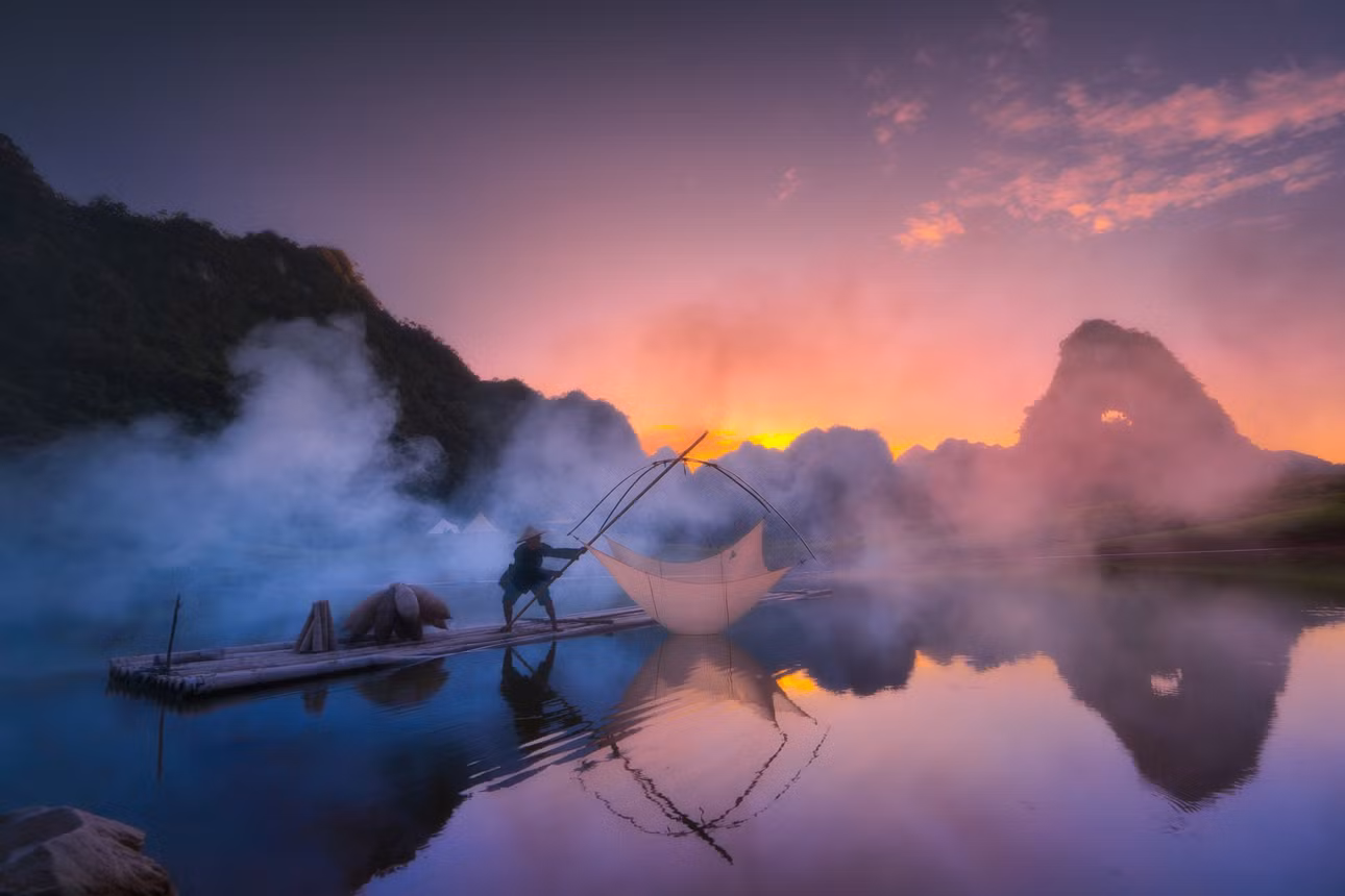 Xung quanh núi là các thung lũng và hồ nước, tạo nên không gian thanh bình. Địa điểm này là nơi thích hợp cho những ai yêu thích vẻ đẹp hoang sơ của núi rừng.